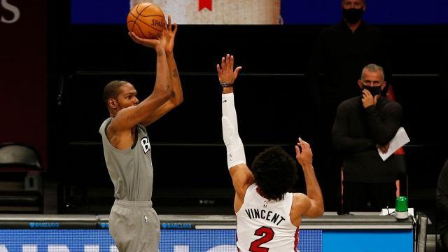 球迷首选-33岁的杜兰特再攀高峰，靠的就是被时代遗弃的中投